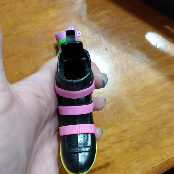 2 Vintage Tools Blazing Blades Candy Container Rollerblades - Picture 3 of 8